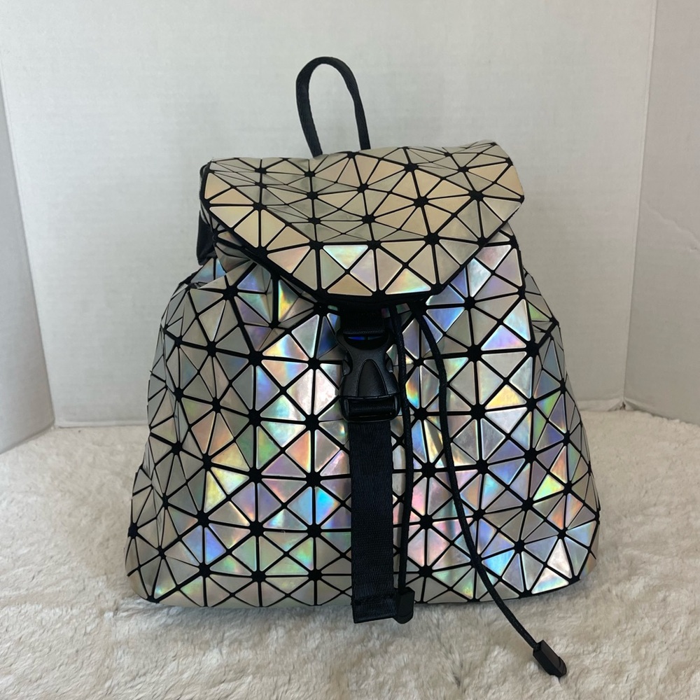 Geometric holographic back pack